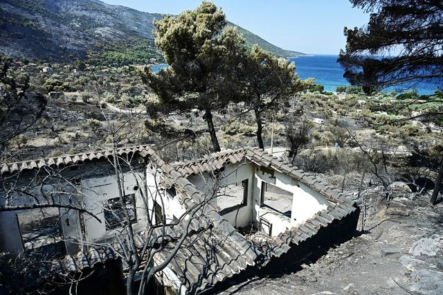 Κρανίου τόπος το Πόρτο Γερμενό από το πέρασμα της φωτιάς – Συγκλονιστικές εικόνες