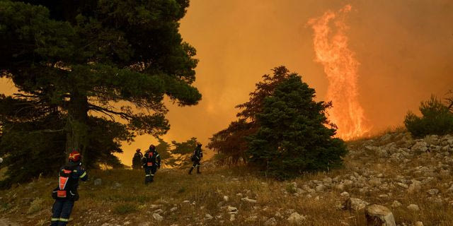 Τέταρτη νύχτα αγωνίας στη Δυτική Αττική – Συνεχής μάχη με τις αναζωπυρώσεις