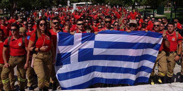 “Όχι άλλη κοροϊδία” – Μαζική διαδήλωση εποχικών πυροσβεστών στο Σύνταγμα