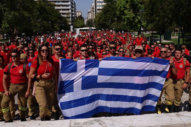“Όχι άλλη κοροϊδία” – Μαζική διαδήλωση εποχικών πυροσβεστών στο Σύνταγμα