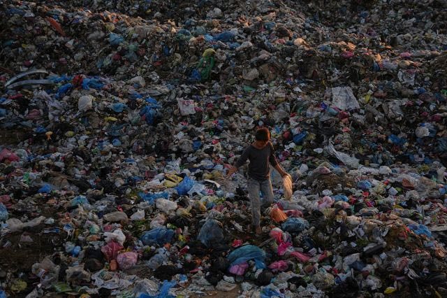 Γουινέα: Τριάντα νεκροί από κατολίσθηση σε χωματερή