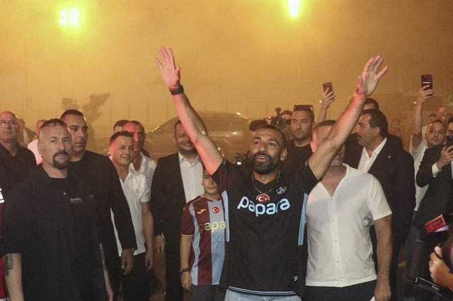 Απίστευτες εικόνες από την άφιξη του Σαλάχ στο αεροδρόμιο της Τραπεζούντας