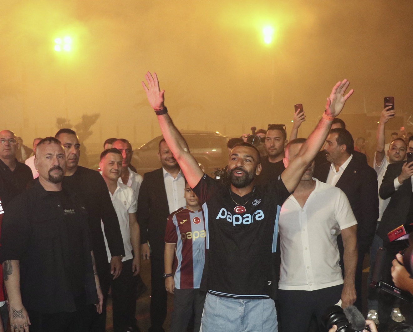 Απίστευτες εικόνες από την άφιξη του Σαλάχ στο αεροδρόμιο της Τραπεζούντας