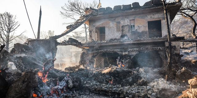 Στη Σαλαμίνα τη Δευτέρα ο Κατσαφάδος – Ξεκινούν άμεσα οι αυτοψίες στα καμένα