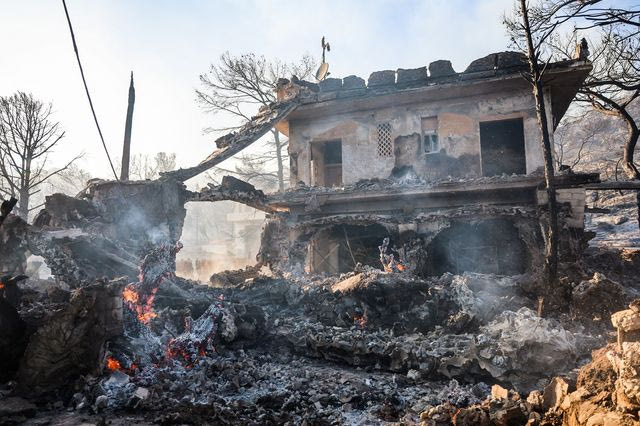 Στη Σαλαμίνα τη Δευτέρα ο Κατσαφάδος – Ξεκινούν άμεσα οι αυτοψίες στα καμένα