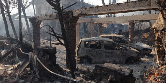 Φονική πυρκαγιά στη Σαλαμίνα: Τα σενάρια για τα δύο πύρινα μέτωπα