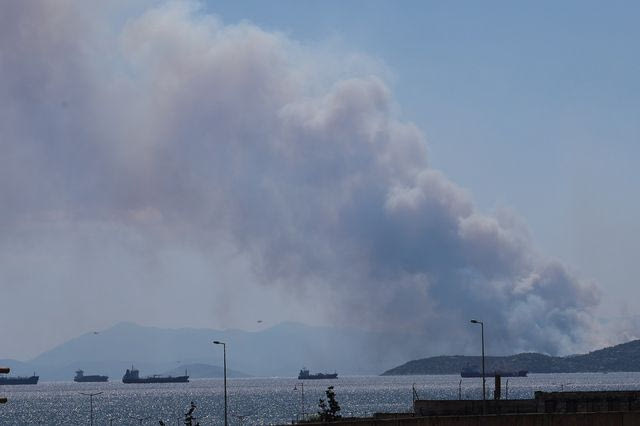 Δύο πύρινα μέτωπα στη Σαλαμίνα – Μήνυμα από το 112 για εκκενώσεις