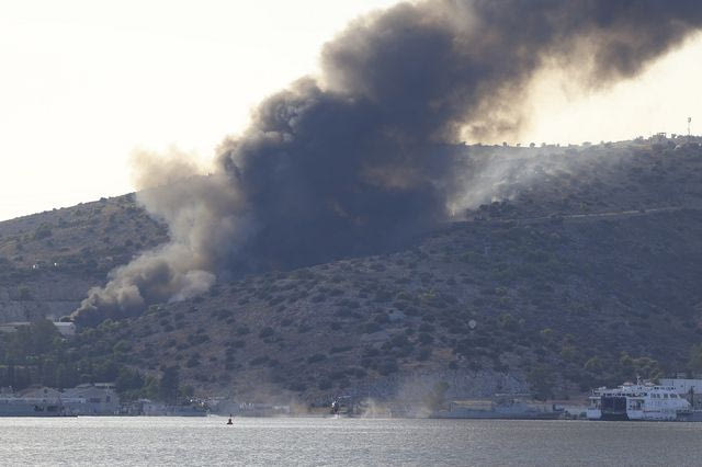 Fire breaks out in Salamina – 112 emergency alert orders evacuation of two areas as explosions are heard