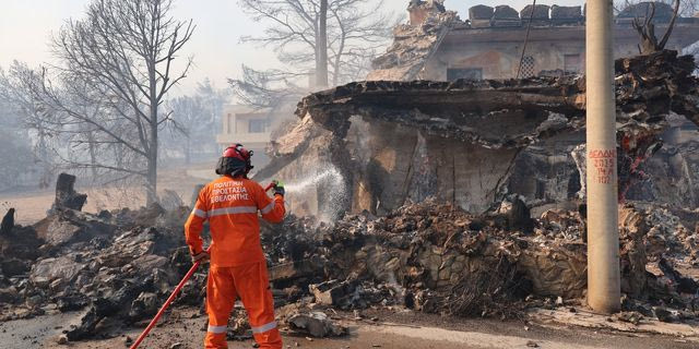 Σαλαμίνα: Δύο νεκροί και 10 εγκαυματίες – Από οικόπεδο με σκουπίδια φαίνεται να ξεκίνησε η φωτιά