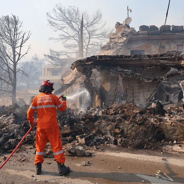 Σαλαμίνα: Δύο νεκροί και 10 εγκαυματίες – Από οικόπεδο με σκουπίδια φαίνεται να ξεκίνησε η φωτιά
