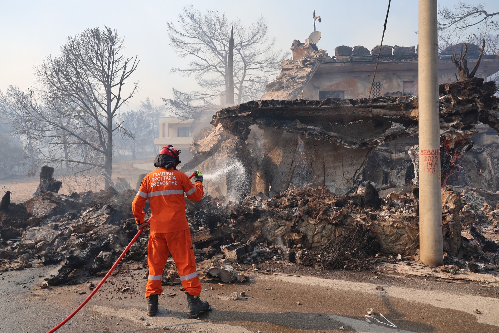 Σαλαμίνα: Δύο νεκροί και 10 εγκαυματίες - Από οικόπεδο με σκουπίδια φαίνεται να ξεκίνησε η φωτιά