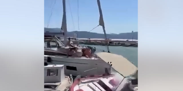 “Τρελή” πορεία ιστιοφόρου στην Λευκάδα: Έπεσε πάνω σε ελλιμενισμένα σκάφη – Βίντεο