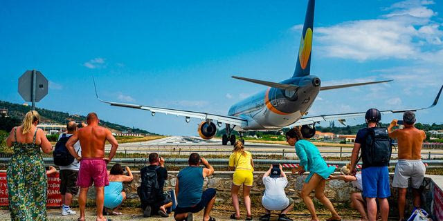 Σκιάθος: Σε κρίσιμη κατάσταση τουρίστρια που παρασύρθηκε από το ρεύμα αέρα αεροσκάφους
