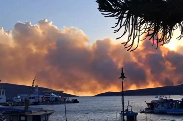 Εκτός ελέγχου η φωτιά στη Σκύρο – Πνέουν θυελλώδεις άνεμοι