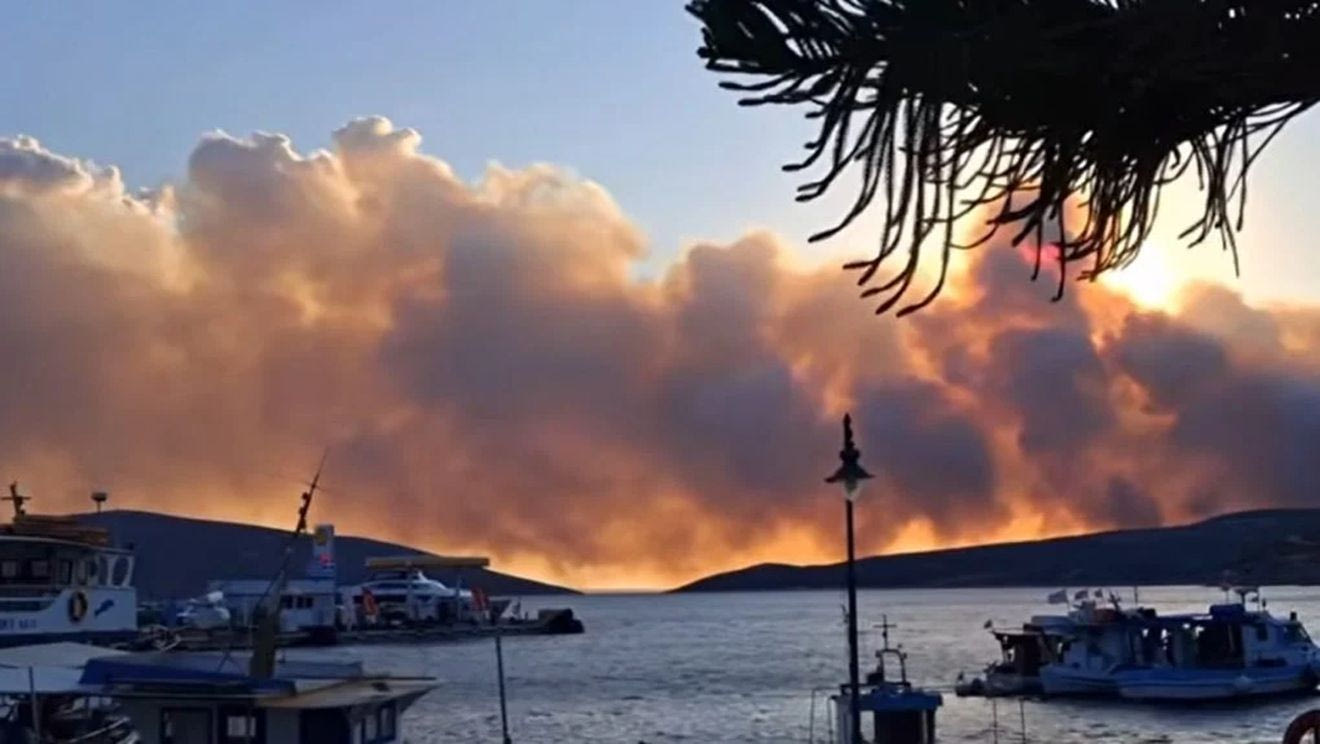 Εκτός ελέγχου η φωτιά στη Σκύρο - Πνέουν θυελλώδεις άνεμοι