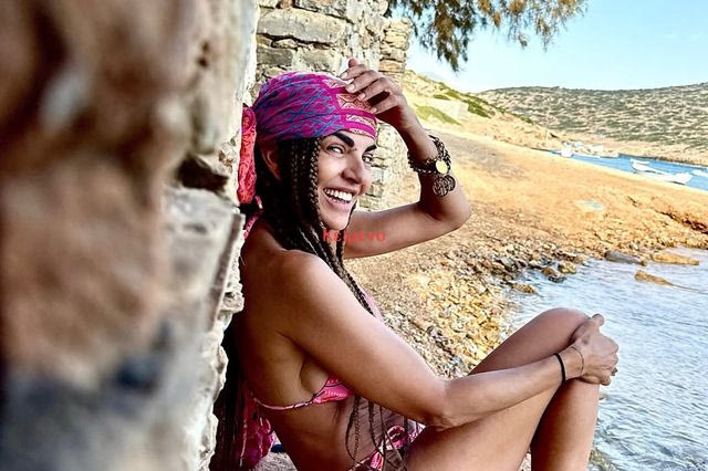 Μαρία Σολωμού: Διακοπές στην Αμοργό με την παρέα της