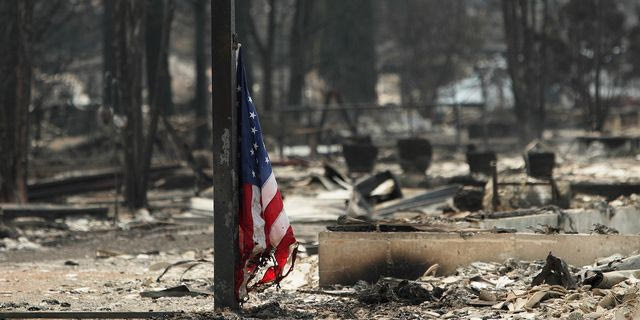 Φωτιές στις ΗΠΑ: Πάνω από 700 κατεστραμμένα κτίρια – 64.000 άνθρωποι έχουν εγκαταλείψει τα σπίτια τους