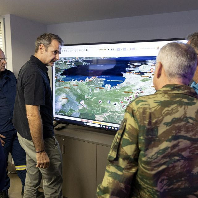 Φωτιές: Τις δύσκολες καιρικές συνθήκες επικαλείται η κυβέρνηση