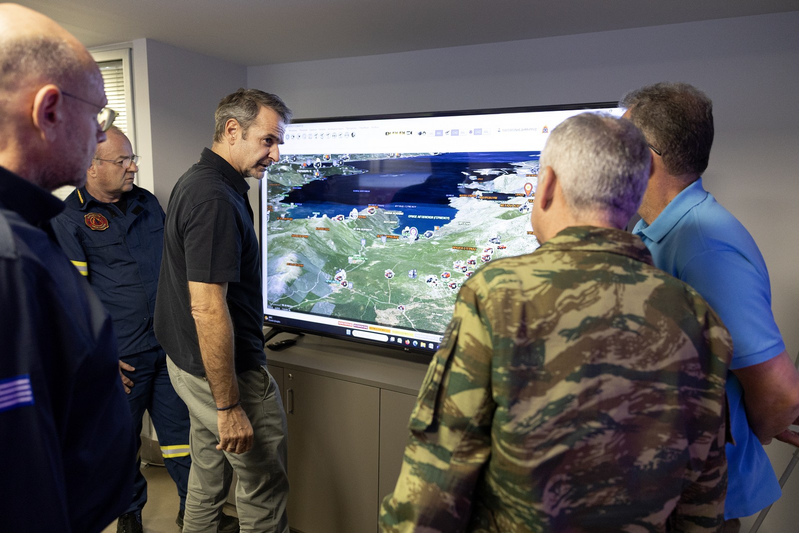 Φωτιές: Τις δύσκολες καιρικές συνθήκες επικαλείται η κυβέρνηση