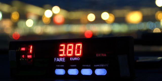 ΚΤΕΛ Κηφισού: Οδηγός ταξί οδηγούσε χωρίς δίπλωμα και χρέωνε παράνομα διπλή ταρίφα