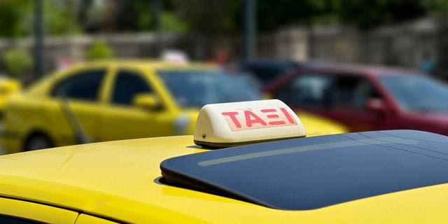 Oδηγός ταξί πήρε 600 ευρώ από τουρίστες με την απειλή βίας
