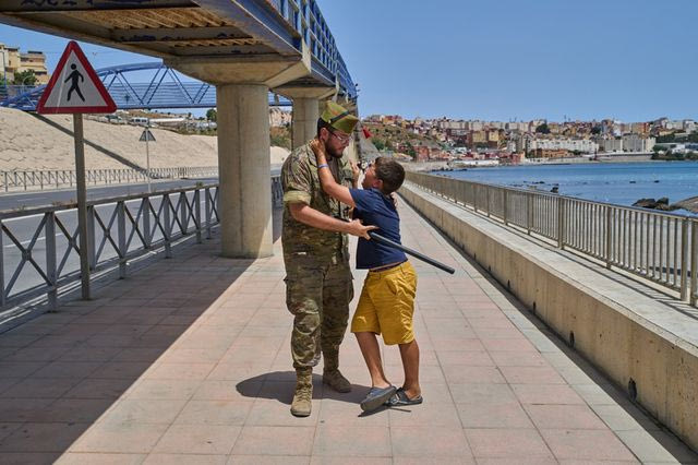 Θέουτα: Η συγκλονιστική εικόνα του 12χρονου που εκλιπαρούσε να μην απελαθεί