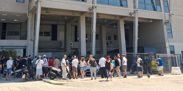 ΠΑΟΚ: Πανό κατάληψης στην Τούμπα, αντιδράσεις για την πώληση Κωνσταντέλια στην Ντόρτμουντ