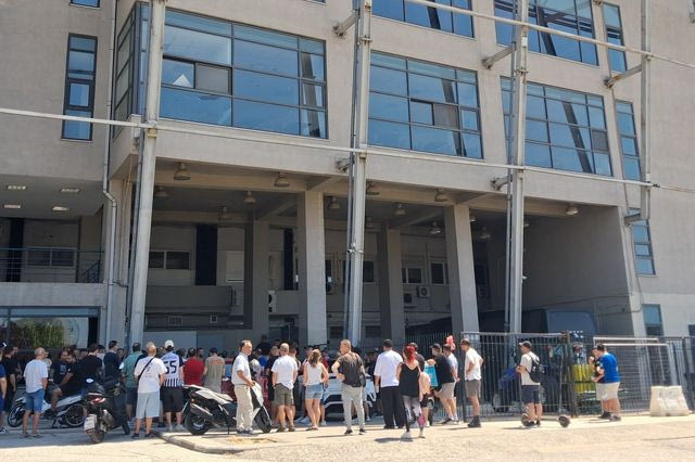ΠΑΟΚ: Πανό κατάληψης στην Τούμπα, αντιδράσεις για την πώληση Κωνσταντέλια στην Ντόρτμουντ