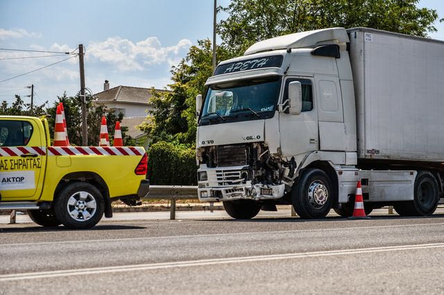 Πρέβεζα: Πώς έγινε το τροχαίο με το φορτηγό και τα ΙΧ – Η κατάσταση των τραυματιών