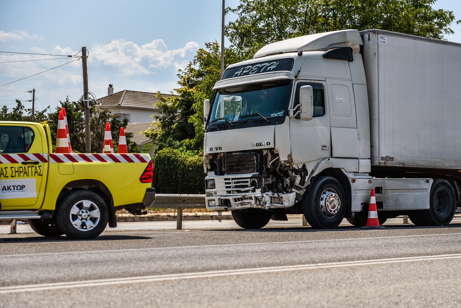Πρέβεζα: Πώς έγινε το τροχαίο με το φορτηγό και τα ΙΧ - Η κατάσταση των τραυματιών