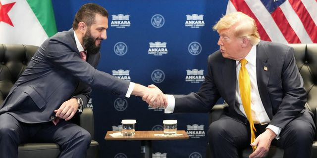 Ντόναλντ Τραμπ και Αχμέντ αλ Σαράα στη σύνοδο του ΝΑΤΟ στην Άγκυρα