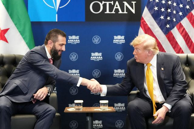 Ντόναλντ Τραμπ και Αχμέντ αλ Σαράα στη σύνοδο του ΝΑΤΟ στην Άγκυρα