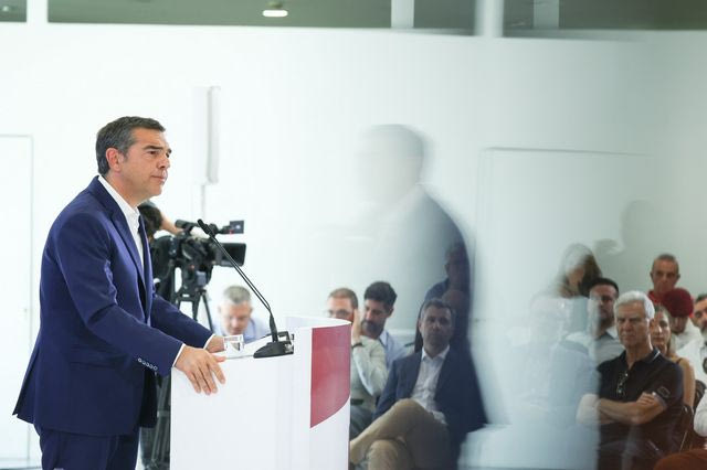 Ο Τσίπρας μιλά για την ακρίβεια, το Μαξίμου “κοιτά” στο παρελθόν