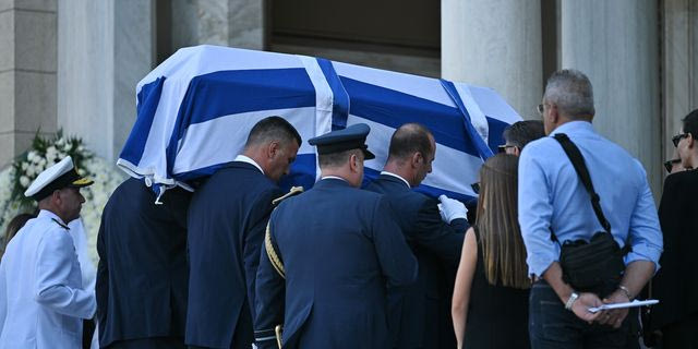 Κηδεία Γιάννη Βαρβιτσιώτη – Με στρατιωτικές τιμές το τελευταίο αντίο