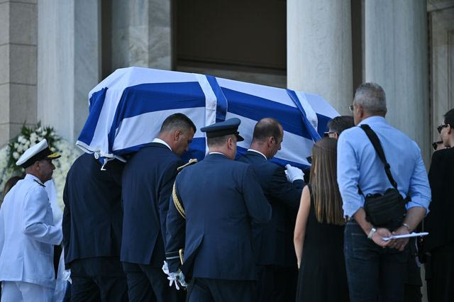Κηδεία Γιάννη Βαρβιτσιώτη – Με στρατιωτικές τιμές το τελευταίο αντίο