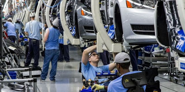 Volkswagen: Οι εργαζόμενοι γιούχαραν τον CEO μετά τις περικοπές – Τι ζητούν