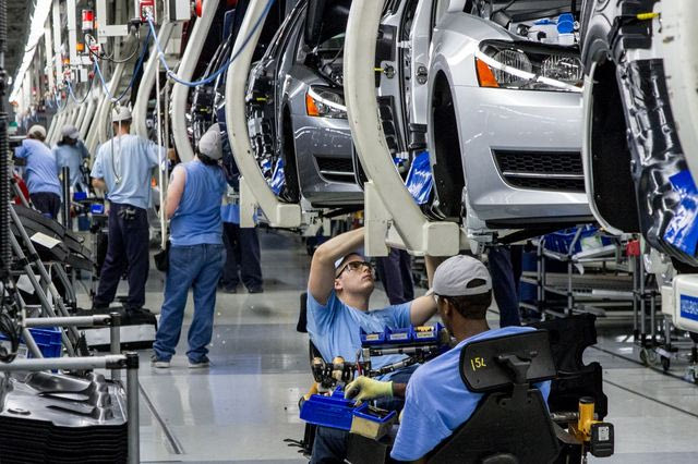 Volkswagen: Οι εργαζόμενοι γιούχαραν τον CEO μετά τις περικοπές – Τι ζητούν