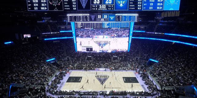 WNBA: Tα sex toys επέστρεψαν στο… παρκέ – Διεκόπη προσωρινά ο αγώνας