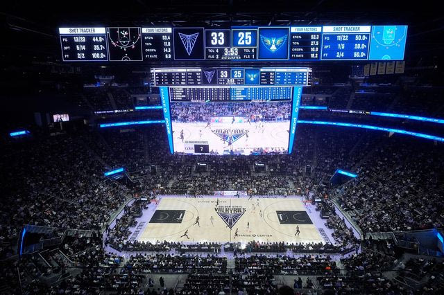 WNBA: Tα sex toys επέστρεψαν στο… παρκέ – Διεκόπη προσωρινά ο αγώνας