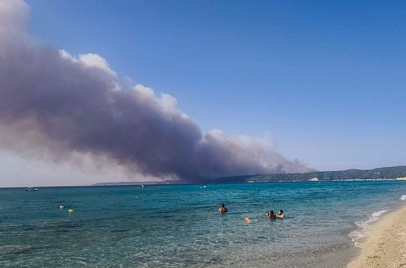 Πύρινη κόλαση στη Χαλκιδική: Δίπλα σε σπίτια οι φλόγες - Εκκενώσεις δια θαλάσσης