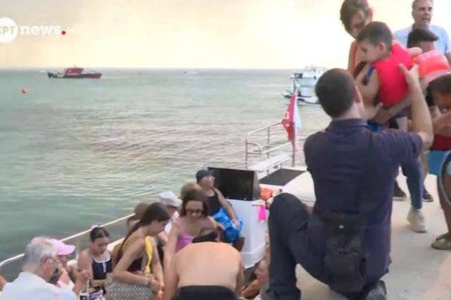 Ανεξέλεγκτη η φωτιά στη Χαλκιδική – Επιχείρηση απεγκλωβισμού από τη θάλασσα