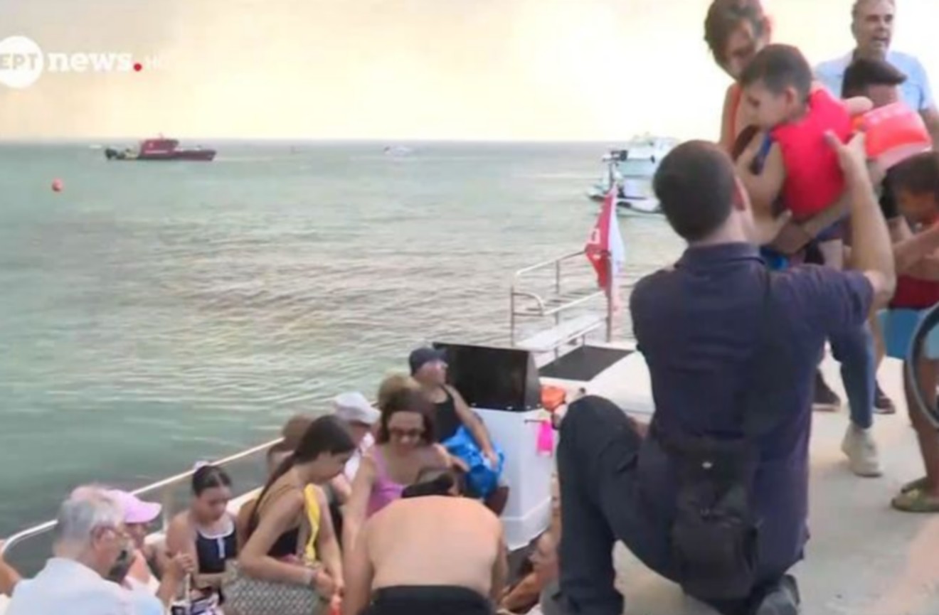 Ανεξέλεγκτη η φωτιά στη Χαλκιδική – Επιχείρηση απεγκλωβισμού από τη θάλασσα