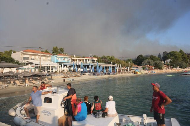 Μάχη με τις φλόγες στη Χαλκιδική - Εκατοντάδες εκκενώσεις δια θαλάσσης