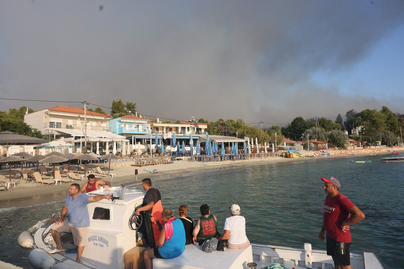 Μάχη με τις φλόγες στη Χαλκιδική - Εκατοντάδες εκκενώσεις δια θαλάσσης