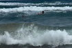 Χανιά: Μάχη ναυαγοσώστη με τα κύματα για να σώσει λουόμενη – Βίντεο