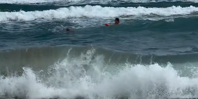 Χανιά: Μάχη ναυαγοσώστη με τα κύματα για να σώσει λουόμενη – Βίντεο