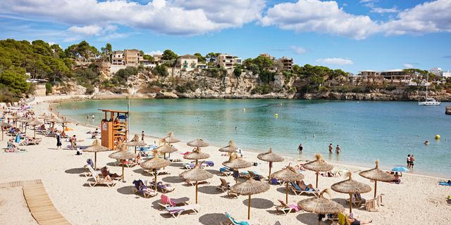 Οι ”πονηροί της ομπρέλας”: Ποιοι τουρίστες “καπαρώνουν” τις ξαπλώστρες στις παραλίες