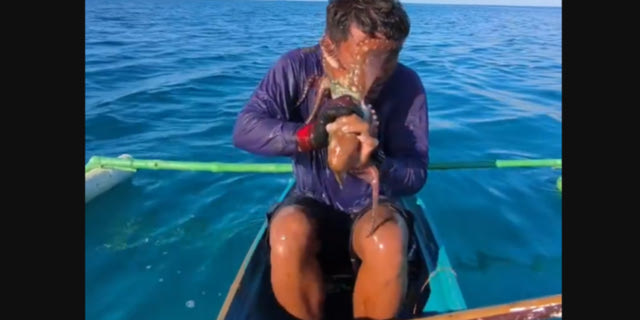 Ψαράς στις Φιλιππίνες δίνει μάχη με χταπόδι που κόλλησε στο πρόσωπό του – Βίντεο