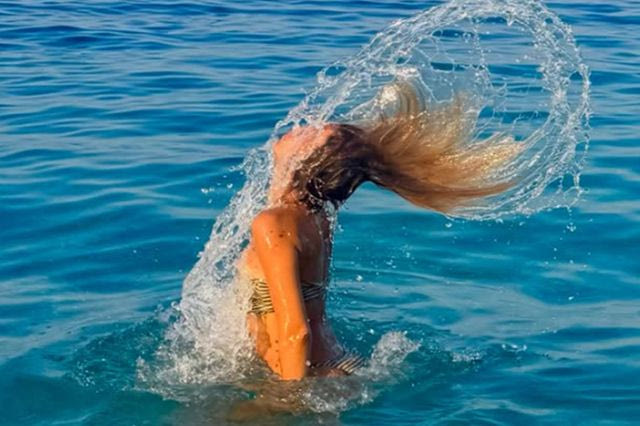Γιολάντα Καλογεροπούλου: Οι ανέμελες διακοπές και οι πόζες μέσα στη θάλασσα