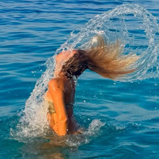 Γιολάντα Καλογεροπούλου: Οι ανέμελες διακοπές και οι πόζες μέσα στη θάλασσα